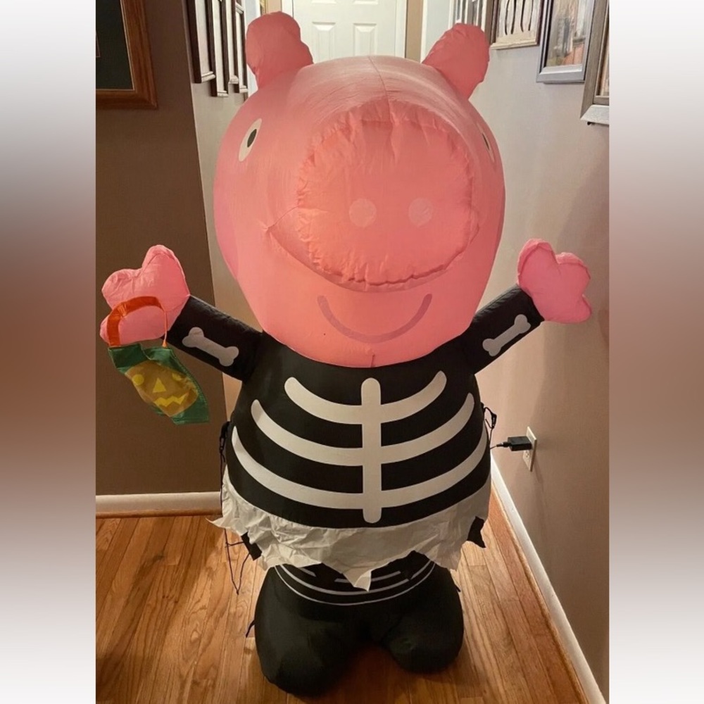 Peppa Pig Halloween Inflatable - Picture 3 of 4